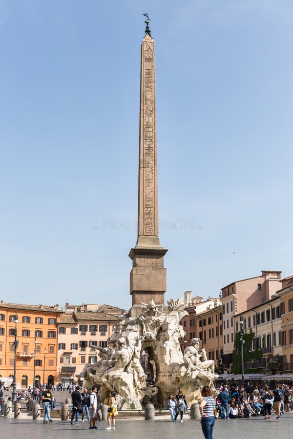 Springbrunn av de fyra floderna i den Navona fyrkanten, Rome, Italien royaltyfria bilder Springbrunn av de fyra floderna i den Navona fyrkanten, Rome, Italien royaltyfria bilder