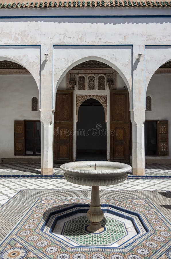 Springbrunn i Bahia slottborggård marrakech morocco royaltyfria foton Springbrunn i Bahia slottborggård marrakech morocco royaltyfria foton