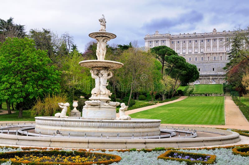 Springbrunn i trädgårdar av den kungliga slotten, Madrid arkivfoton