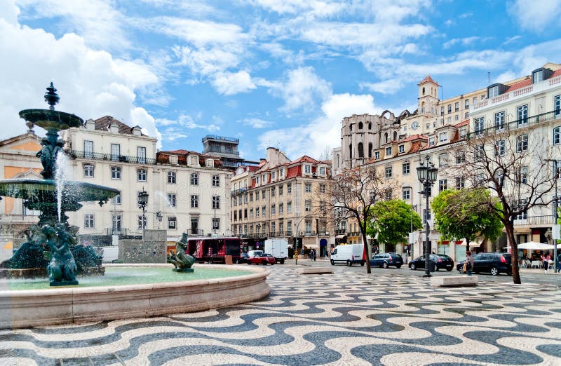 Springbrunn på den Rossio fyrkanten i Lisbon, Portugal royaltyfri foto Springbrunn på den Rossio fyrkanten i Lisbon, Portugal royaltyfri foto