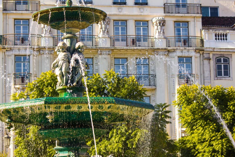 Springbrunn på den Rossio fyrkanten i Lissabon, Portugal arkivbilder Springbrunn på den Rossio fyrkanten i Lissabon, Portugal arkivbilder
