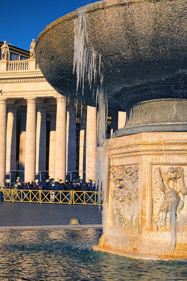 Springbrunnen på fyrkanten för St Peter ` som s täckas av is En egentligen sällsynt händelse i Rome peter rome s för springbrunn fotografering för bildbyråer Springbrunnen på fyrkanten för St Peter ` som s täckas av is En egentligen sällsynt händelse i Rome peter rome s för springbrunn fotografering för bildbyråer