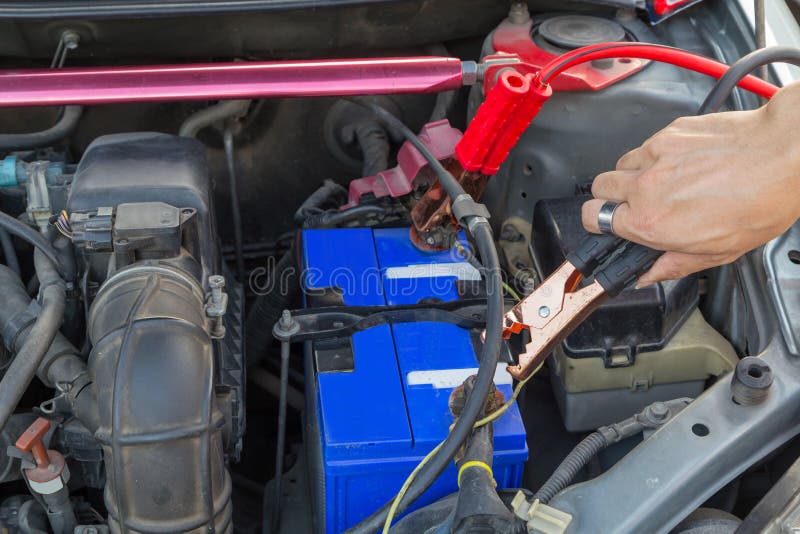Springen der Autobatterie für die Aufladung lizenzfreie stockbilder Springen der Autobatterie für die Aufladung lizenzfreie stockbilder