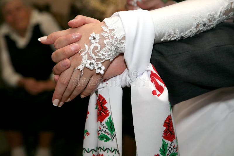 Springen Sie zusammen Heiratshandtuchbraut und -bräutigam lizenzfreies stockbild Springen Sie zusammen Heiratshandtuchbraut und -bräutigam lizenzfreies stockbild