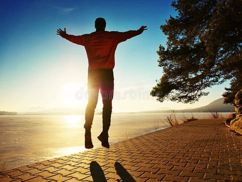 Springendes Schattenbild gegen niedrige Sonne Training am See stockbilder Springendes Schattenbild gegen niedrige Sonne Training am See stockbilder