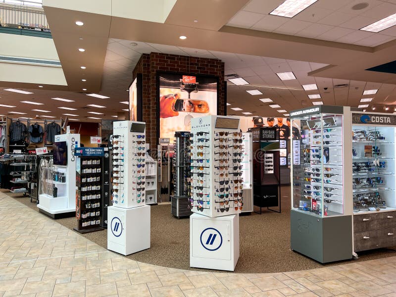 A Sunglass Hut Retail Store at an Indoor Mall Editorial Photography - Image  of luxottica, eyewear: 159889352