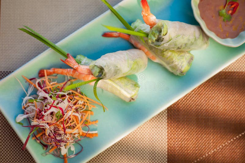 Springroll с овощами и креветкой служило с салатом и соусом азиатская кухня стоковое изображение rf Springroll с овощами и креветкой служило с салатом и соусом азиатская кухня стоковое изображение rf
