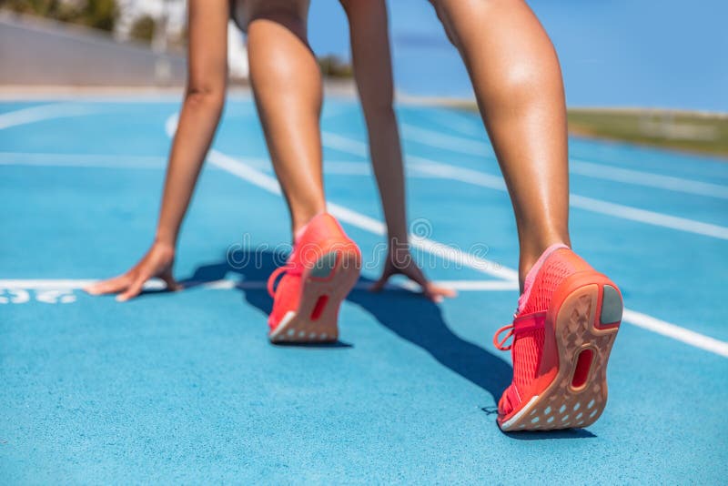 Sprinter που περιμένει την έναρξη της φυλής στο τρέξιμο των διαδρομών στο υπαίθριο στάδιο Αθλητισμός και αθλητής γυναικών δρομέων στοκ φωτογραφία Sprinter που περιμένει την έναρξη της φυλής στο τρέξιμο των διαδρομών στο υπαίθριο στάδιο Αθλητισμός και αθλητής γυναικών δρομέων στοκ φωτογραφία