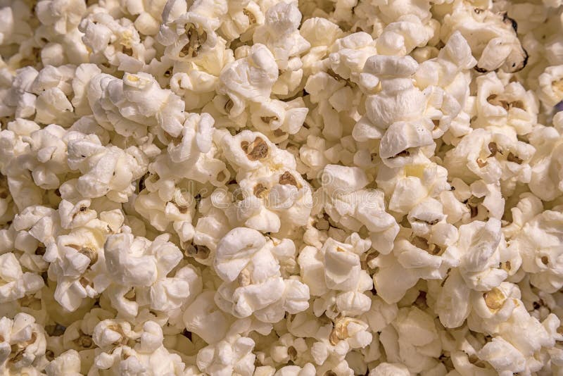 Spritt rimmat popcorn, mattexturbakgrund royaltyfria bilder Spritt rimmat popcorn, mattexturbakgrund royaltyfria bilder