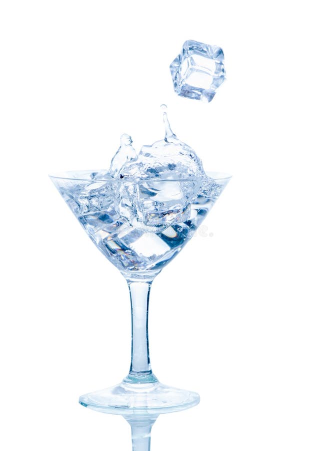 Spritzen Sie vom Eiswürfel in einem Weinglas Wasser lizenzfreie stockfotografie Spritzen Sie vom Eiswürfel in einem Weinglas Wasser lizenzfreie stockfotografie
