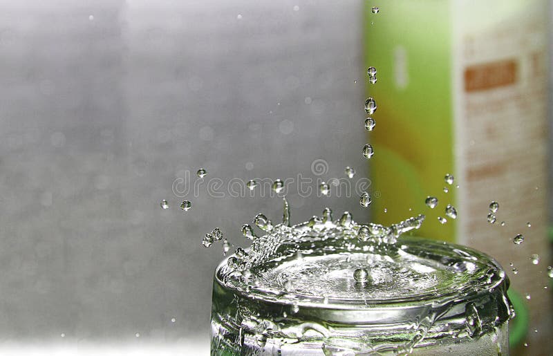 Spritzenregentropfen lizenzfreie stockfotografie Spritzenregentropfen lizenzfreie stockfotografie