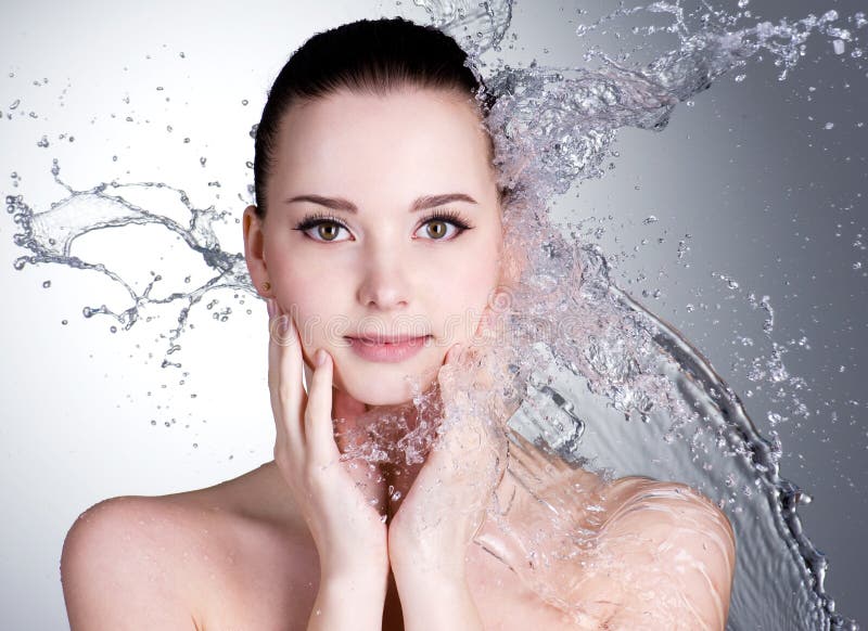 Spritzt vom Wasser auf Gesicht der schönen Frau lizenzfreie stockbilder