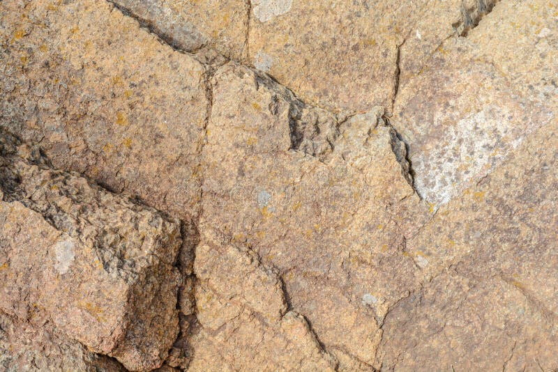 Sprucken bakgrund för naturlig brunt för stenbergtextur fotografering för bildbyråer Sprucken bakgrund för naturlig brunt för stenbergtextur fotografering för bildbyråer