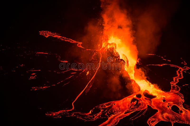 Sprudelnde Lava im Mund von Nyiragongo-Vulkan, der Kongo