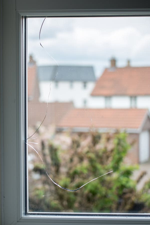 Sprung in Der Glasfensterscheibe Stockbild - Bild von beschädigt