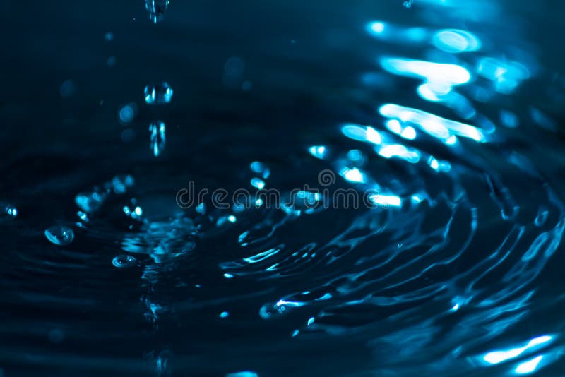 Spruzzata delle gocce di acqua su una superficie dell'acqua colorata con inchiostro celeste Concetto di pulizia e conservazione d fotografia stock libera da diritti Spruzzata delle gocce di acqua su una superficie dell'acqua colorata con inchiostro celeste Concetto di pulizia e conservazione d fotografia stock libera da diritti