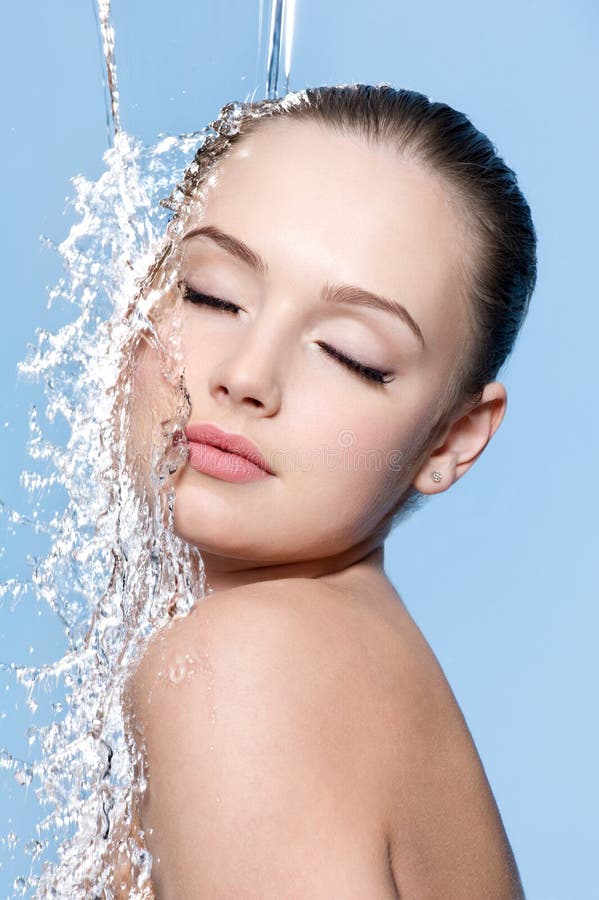 Spruzzata di sotto teenager di acqua immagini stock libere da diritti Spruzzata di sotto teenager di acqua immagini stock libere da diritti