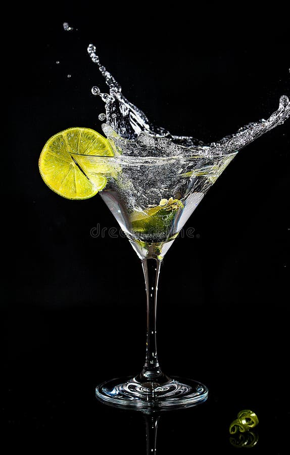 Spruzzata di un cocktail in vetro di martini immagini stock libere da diritti Spruzzata di un cocktail in vetro di martini immagini stock libere da diritti