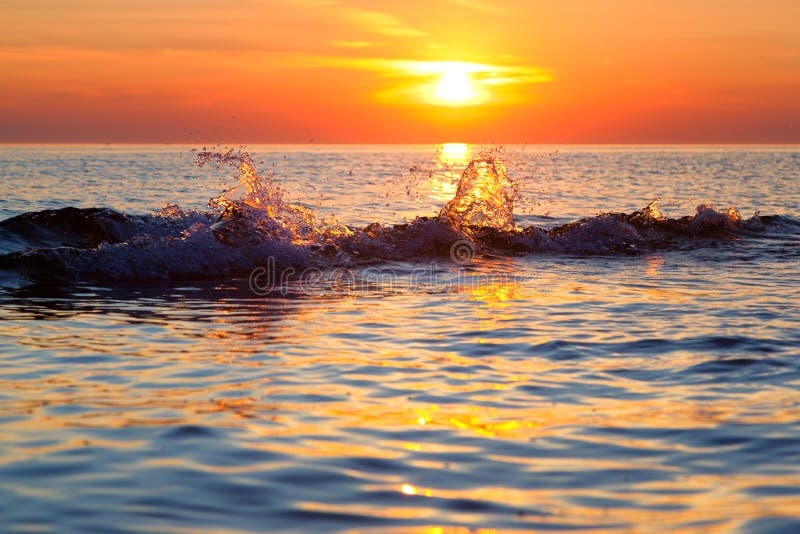 Spruzzata di Wave al tramonto fotografie stock libere da diritti Spruzzata di Wave al tramonto fotografie stock libere da diritti