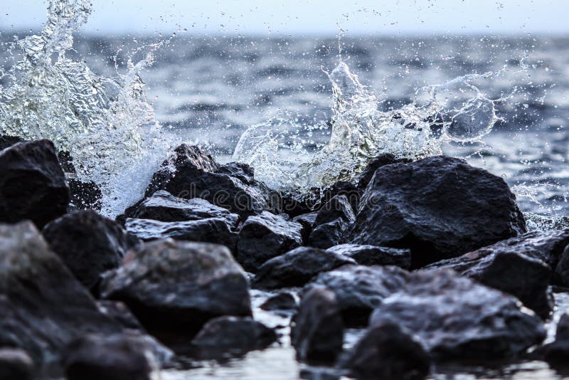 Spruzzata e pietre di Wave fotografie stock libere da diritti Spruzzata e pietre di Wave fotografie stock libere da diritti