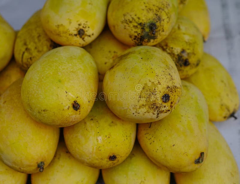 Sprzedawanie mangowe owoc przy ulicznym rynkiem obrazy stock Sprzedawanie mangowe owoc przy ulicznym rynkiem obrazy stock