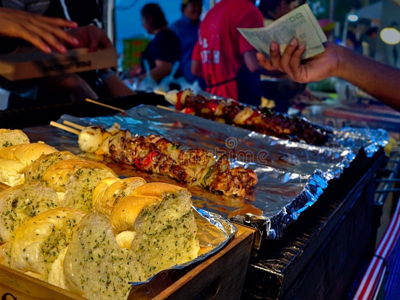 Sprzedawca uliczny sprzedający krojony chleb grillowany kurczak barbeque Pattaya Tajlandia obrazy royalty free Sprzedawca uliczny sprzedający krojony chleb grillowany kurczak barbeque Pattaya Tajlandia obrazy royalty free