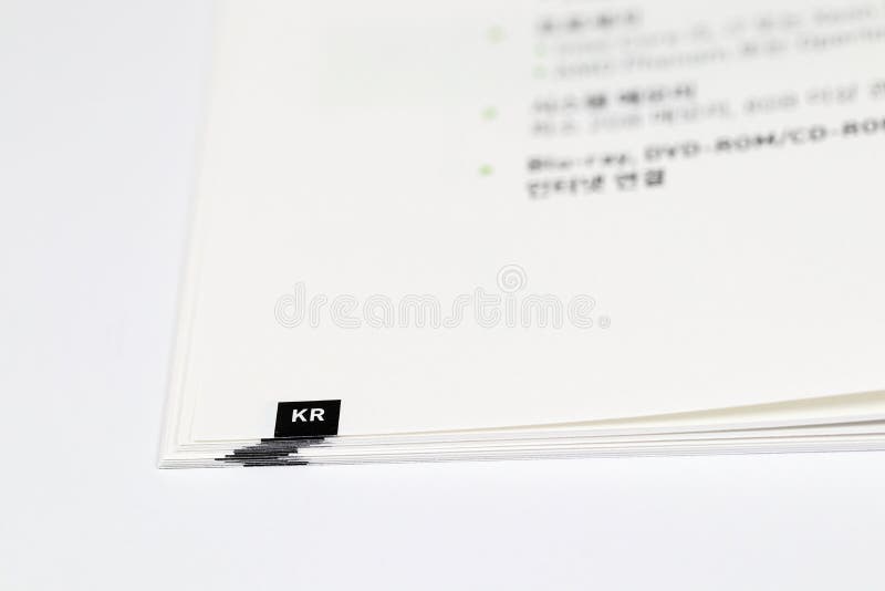 Språkindex i flerspråkig bok eller användarhandbok med öppna sidor. Kr mean koreansk språkbok.