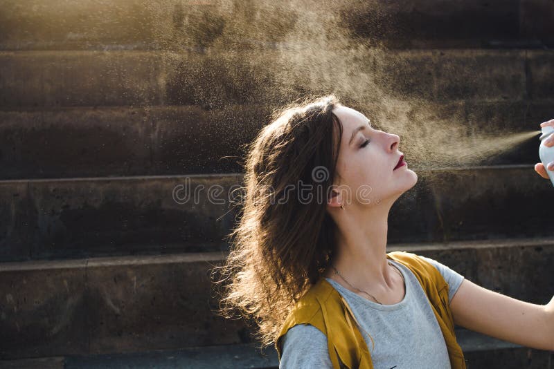 Sprühgesicht der jungen Frau mit Thermalwasser Genießen, Hautpflegekonzept lizenzfreies stockfoto Sprühgesicht der jungen Frau mit Thermalwasser Genießen, Hautpflegekonzept lizenzfreies stockfoto