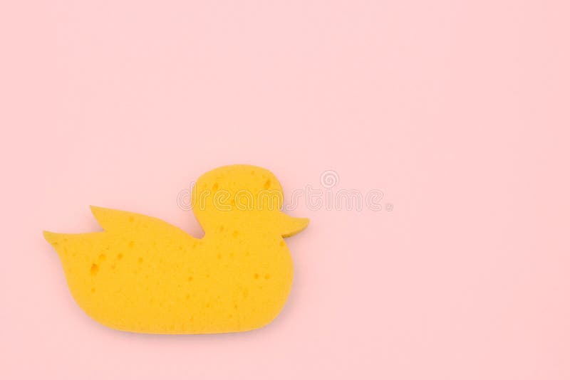 Spugna gialla dell'anatra su un fondo rosa Vista da sopra spugna del bagno del bambino fotografia stock libera da diritti Spugna gialla dell'anatra su un fondo rosa Vista da sopra spugna del bagno del bambino fotografia stock libera da diritti