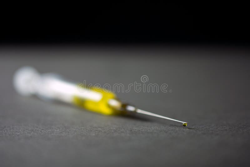 Spuit met geel drugsverslavingconcept royalty-vrije stock foto's Spuit met geel drugsverslavingconcept royalty-vrije stock foto's