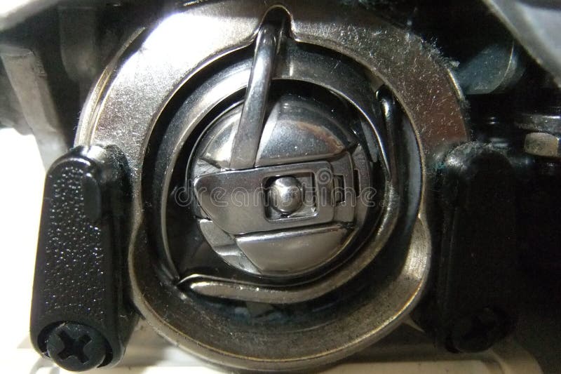 Spulenkasten unter der Nähmaschine lizenzfreie stockfotos Spulenkasten unter der Nähmaschine lizenzfreie stockfotos