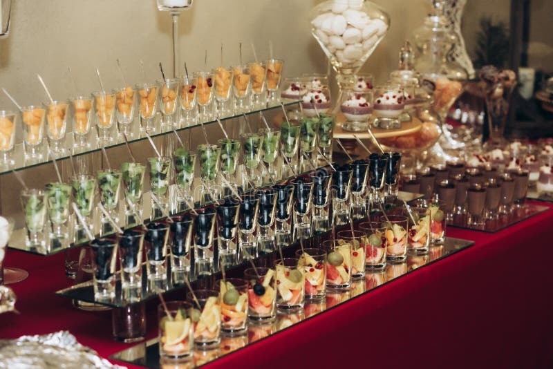 Spuntini deliziosi e sani alla tavola del partito di cena in restau di lusso fotografie stock Spuntini deliziosi e sani alla tavola del partito di cena in restau di lusso fotografie stock