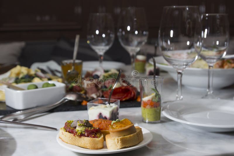 Spuntini differenti ed aperitivi pronti per un ricevimento pomeridiano immagini stock libere da diritti Spuntini differenti ed aperitivi pronti per un ricevimento pomeridiano immagini stock libere da diritti