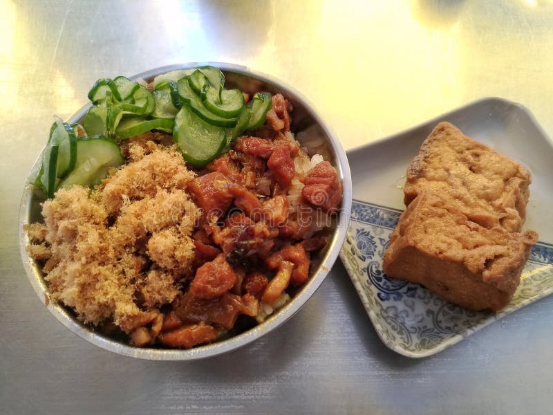 Spuntini tradizionali di Taiwan, carne di maiale brasata sopra riso, cetriolo e farina di fave brasata Gusti molto deliziosi immagine stock Spuntini tradizionali di Taiwan, carne di maiale brasata sopra riso, cetriolo e farina di fave brasata Gusti molto deliziosi immagine stock