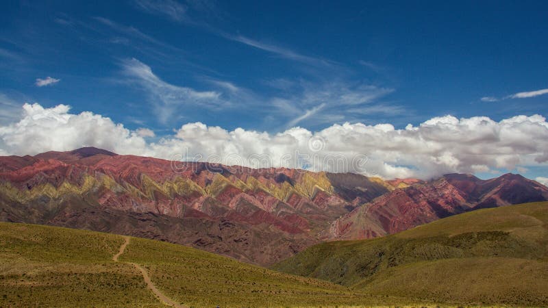 Spur zu Hornocal, 14 Farbberg Bunte Berge in Jujuy, Argentinien stockfoto Spur zu Hornocal, 14 Farbberg Bunte Berge in Jujuy, Argentinien stockfoto