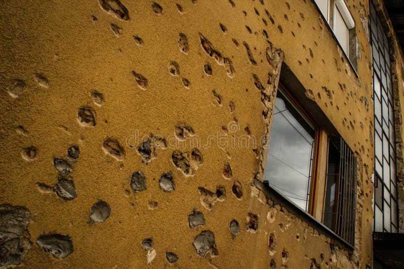Spuren von Kugeln an der Wand eines Wohngebäudes in der Hauptstadt von Bosnien und Herzegowina - Sarajevo Schreckliche Spuren