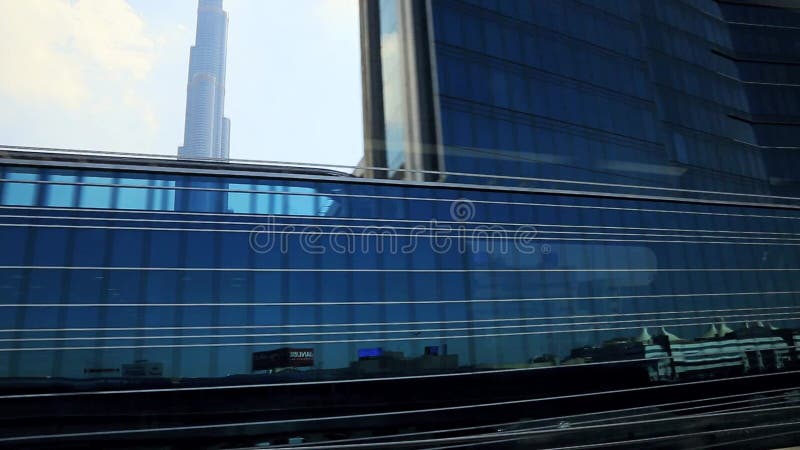 Spurhaltung des Schusses der modernen Skyline von Dubai-Metro, Dubai, Vereinigte Arabische Emirate