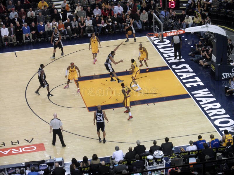 Spurs Tim Duncan takes a jumpshot against Warriors