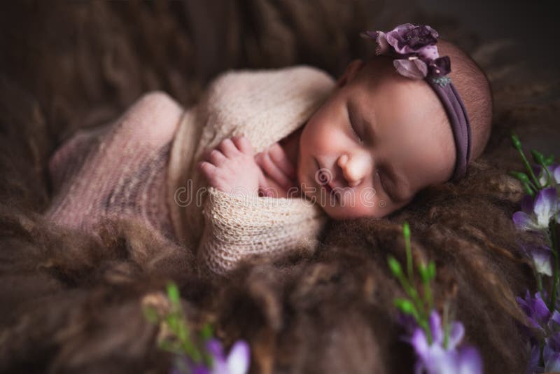 Spädbarnet behandla som ett barn flickan som sover på bakgrund Nyfödd och mothercarebegrepp arkivbild