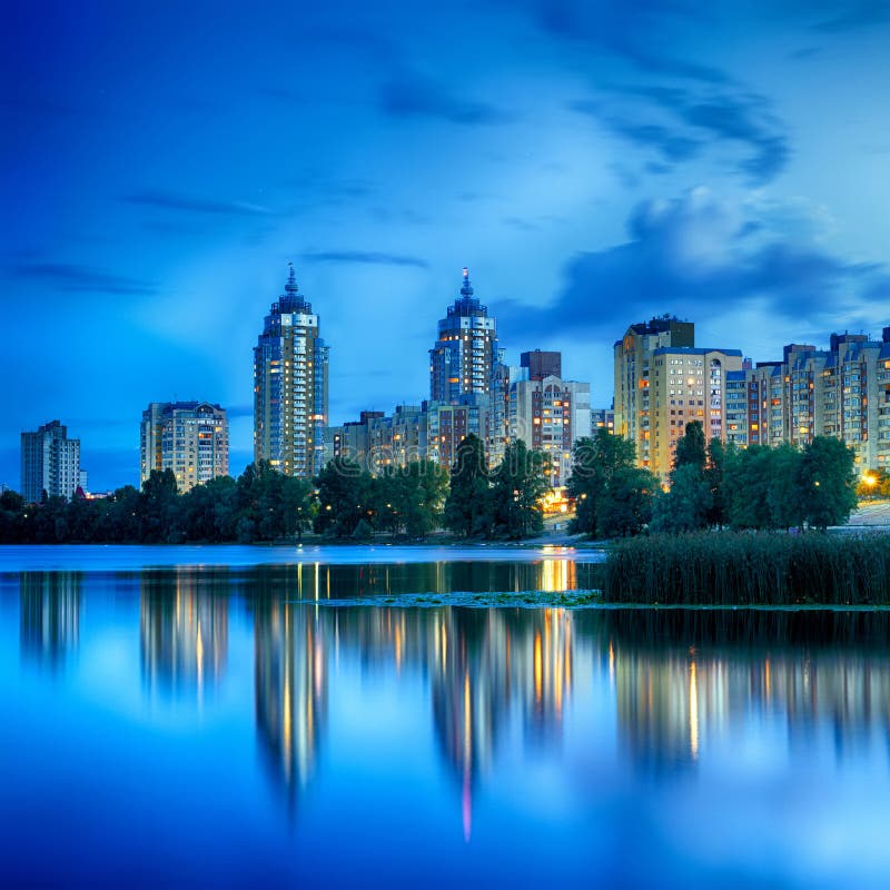 Später Abend an der Uferpromenade Obolonskaya in Kiew lizenzfreie stockbilder
