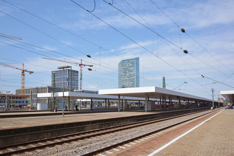 Spår och plattformar av Mannheim den huvudsakliga drevstationen på sommardag med blå himmel royaltyfri bild Spår och plattformar av Mannheim den huvudsakliga drevstationen på sommardag med blå himmel royaltyfri bild