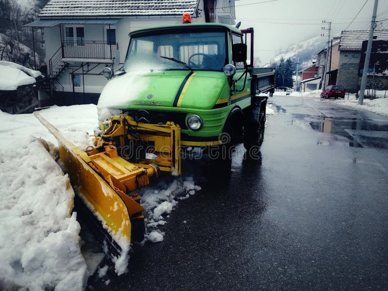 SpårSnowblower i min by arkivfoto SpårSnowblower i min by arkivfoto