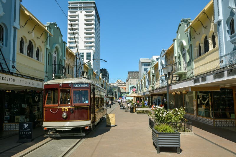 Spårvagn som kör till och med den nya härskande gatan i Christchurch, Nya Zeeland royaltyfri foto
