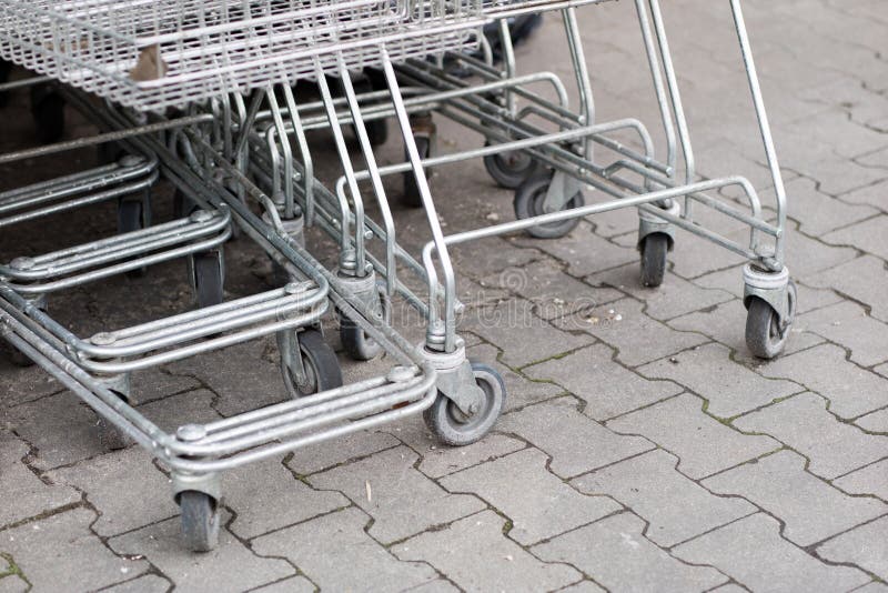 Spårvagnarna för shoppingvagnen förläggas under marknaden shopping arkivbild Spårvagnarna för shoppingvagnen förläggas under marknaden shopping arkivbild