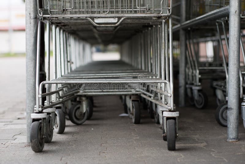 Spårvagnarna för shoppingvagnen förläggas under marknaden shopping arkivbild Spårvagnarna för shoppingvagnen förläggas under marknaden shopping arkivbild