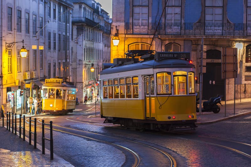 Spårvagnbil på gatan på aftonen i Lissabon, Portugal
