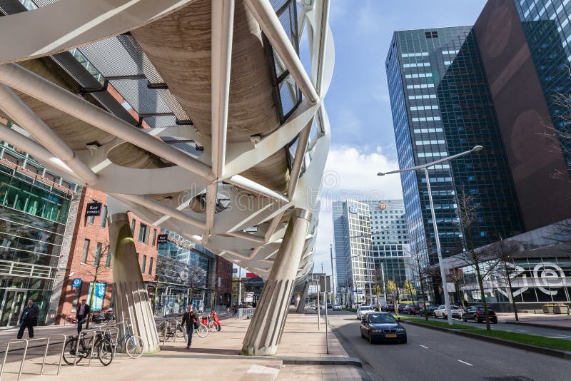 Spårvagnviadukt på Beatrixkwartier i Haag, Nederländerna royaltyfria foton
