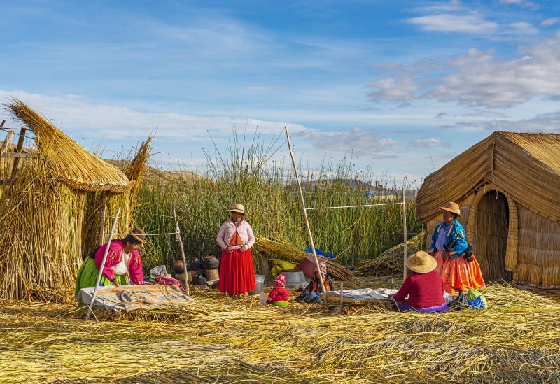 Spławowe Trzcinowe wyspy Uros ludzie, Titicaca jezioro, Peru zdjęcie royalty free Spławowe Trzcinowe wyspy Uros ludzie, Titicaca jezioro, Peru zdjęcie royalty free