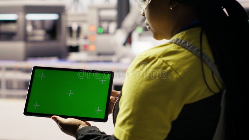 Spécialiste en usine intelligente utilisant une tablette à écran vert pour tester les systèmes automatisés clips vidéos