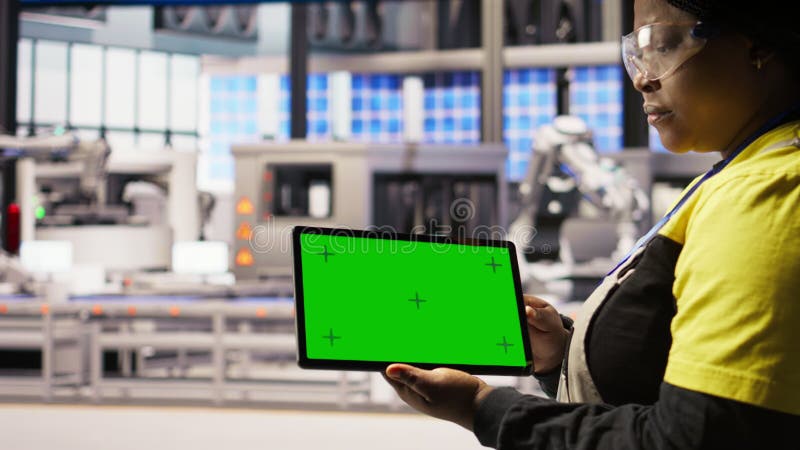 Spécialiste en usine intelligente utilisant une tablette à écran vert pour tester les systèmes automatisés banque de vidéos